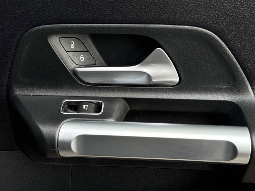 Used 2022 Mercedes-Benz GLB 250 image 21