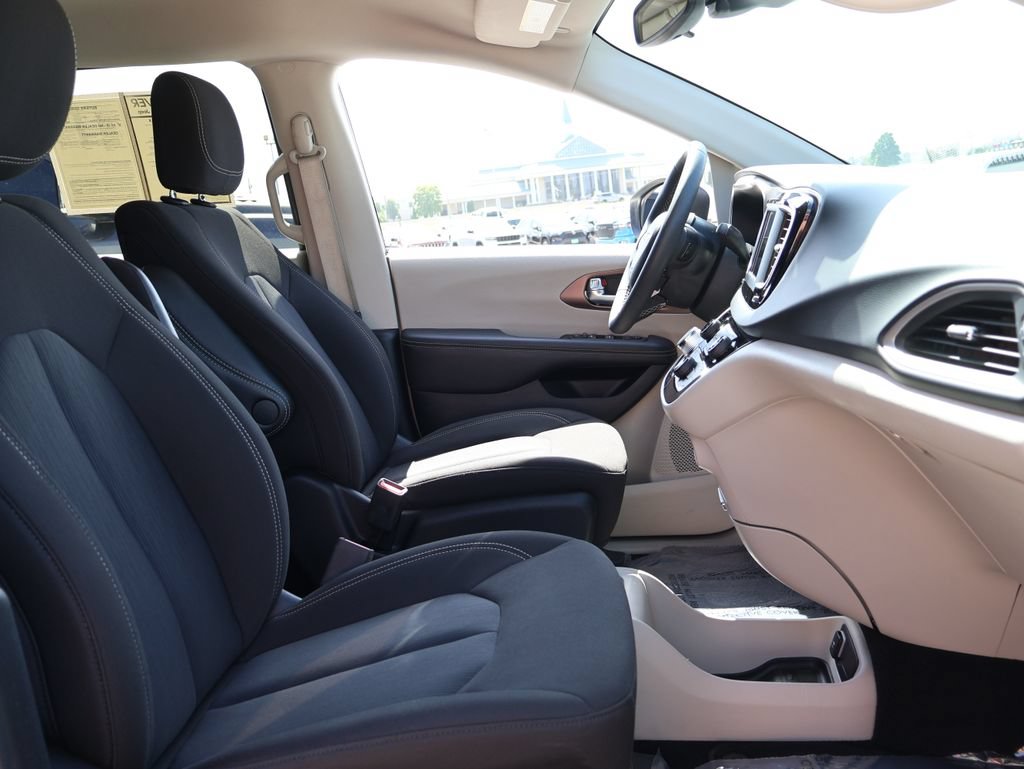 Used 2023 Chrysler Voyager LX FWD image 9