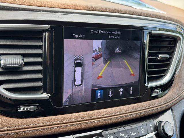 Used 2018 Chrysler Pacifica Limited w/ Advanced Safetytec Group FWD image 16