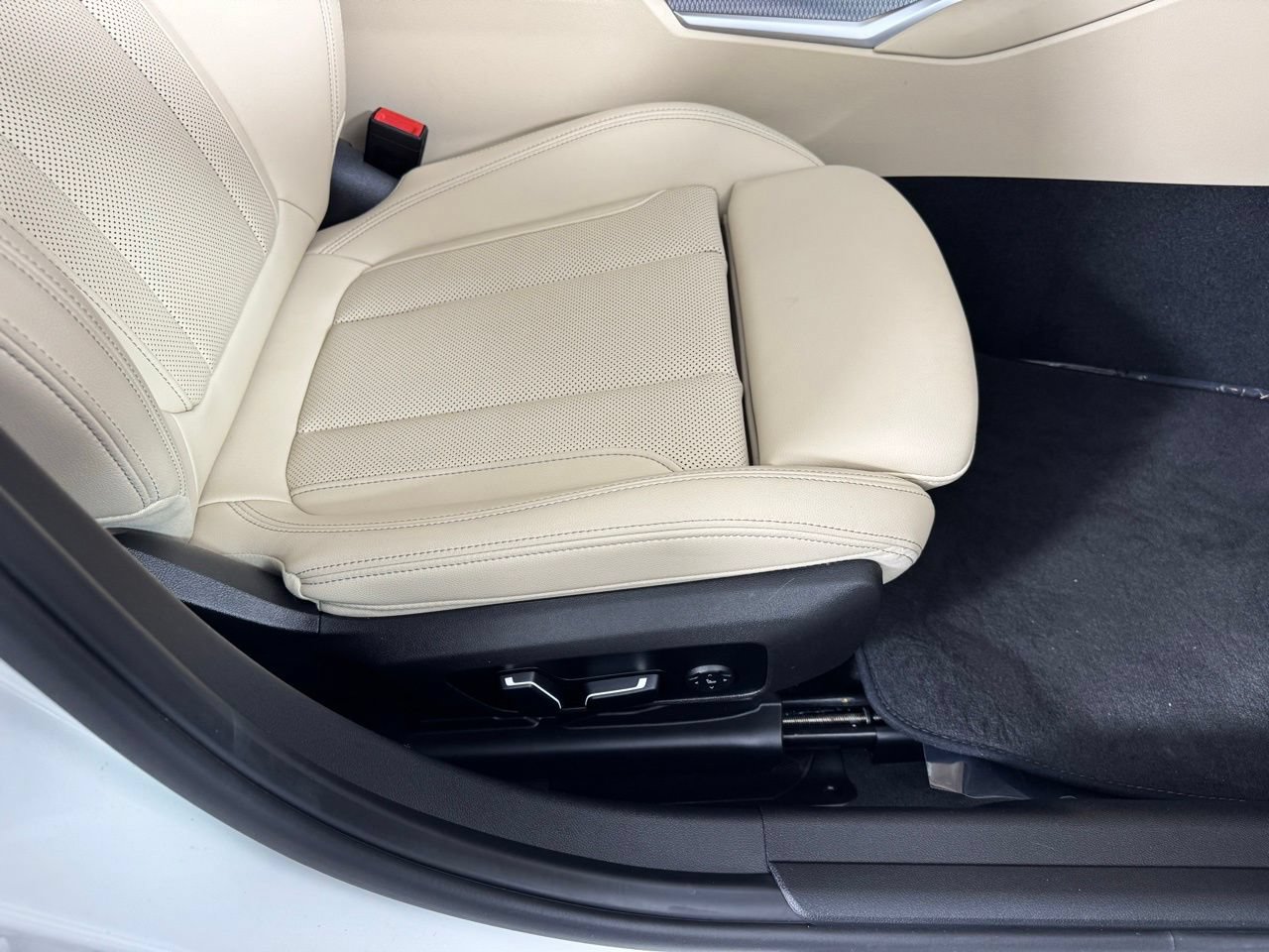 Used 2025 BMW 330i Sedan w/ Convenience Package RWD image 49