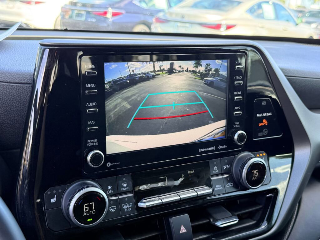 Used 2021 Toyota Highlander XLE image 28