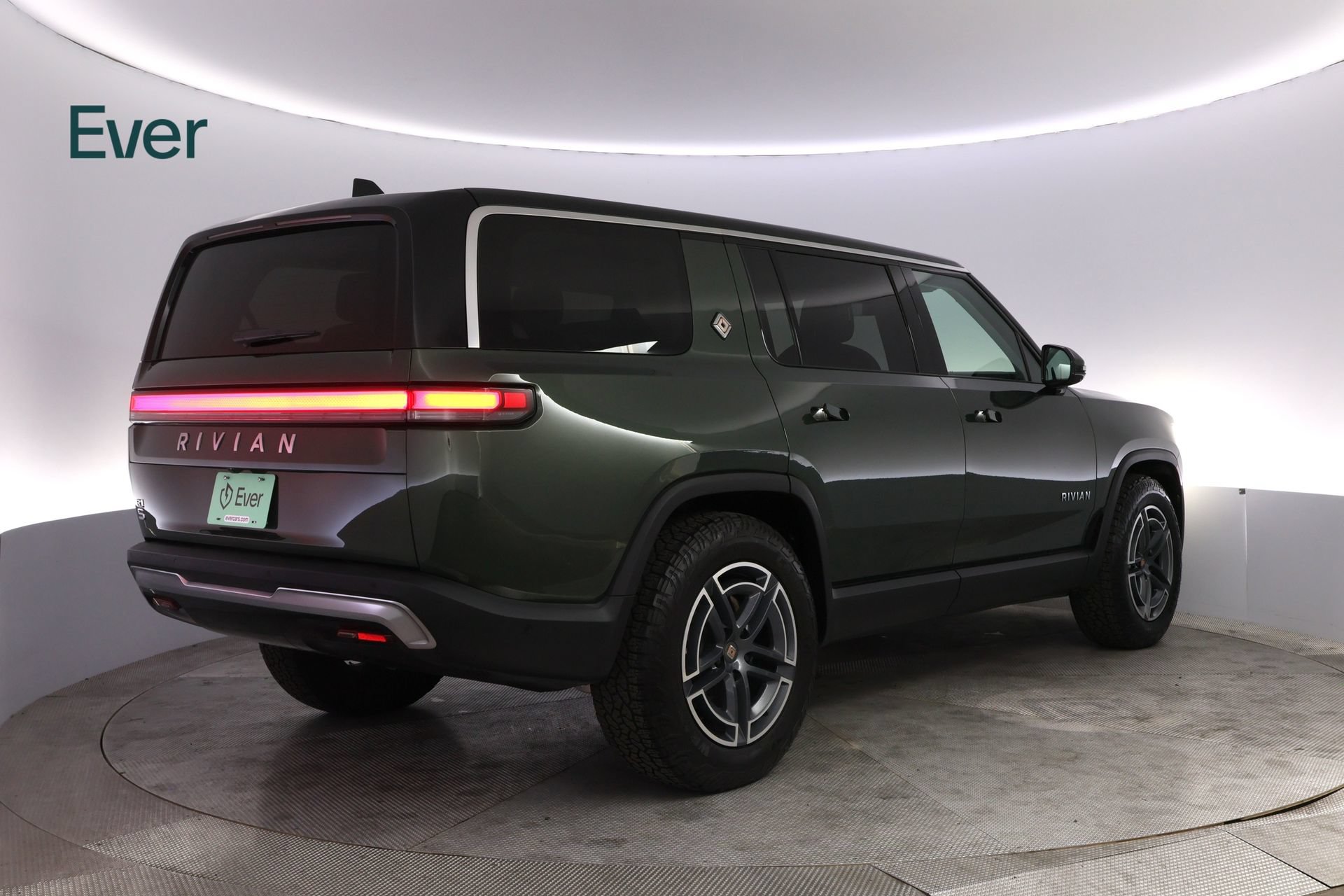 Used 2025 Rivian R1S Adventure Dual AWD/4WD image 3