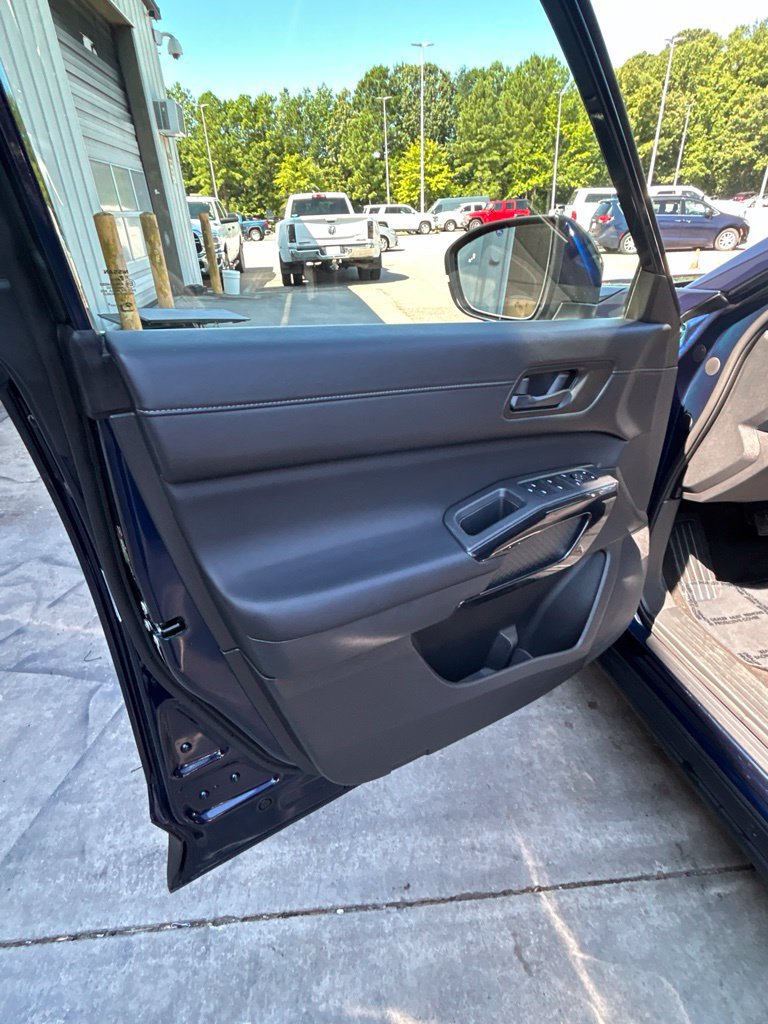 Used 2025 Nissan Pathfinder SV FWD image 12