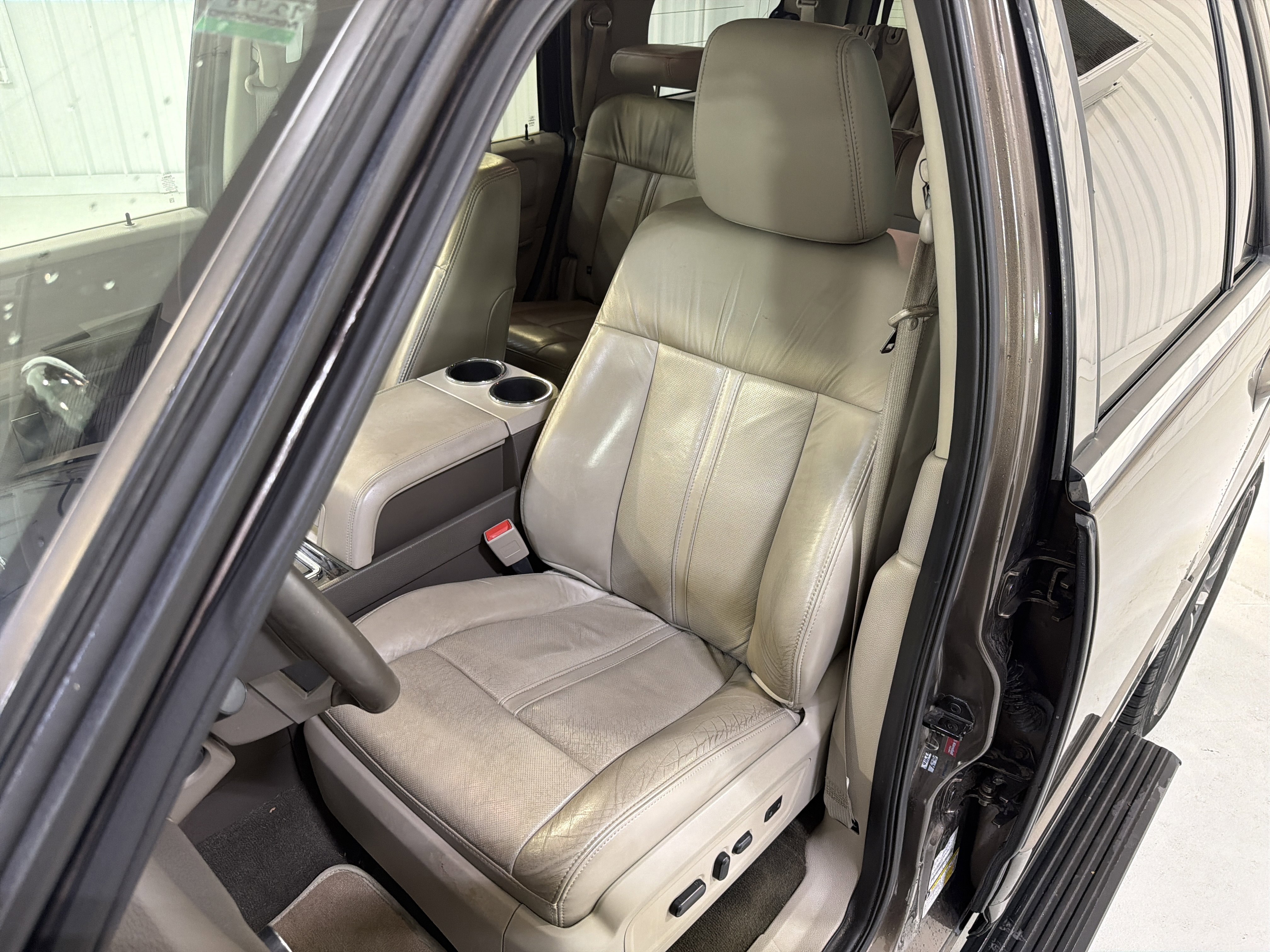 Used 2015 Lincoln Navigator 2WD image 11