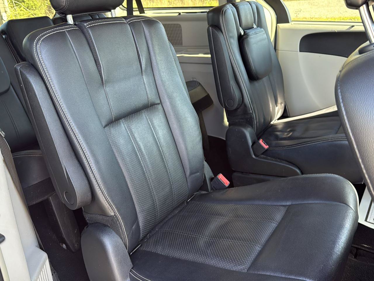 Used 2014 Chrysler Town & Country Touring-L FWD image 25
