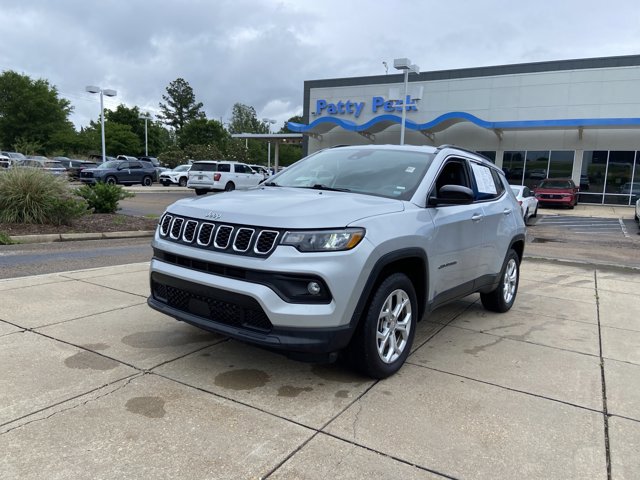 Used 2024 Jeep Compass Latitude AWD/4WD image 4