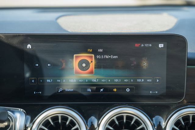 Used 2022 Mercedes-Benz GLB 250 4MATIC image 23