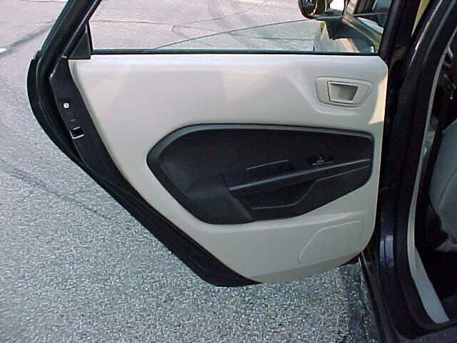 Used 2013 Ford Fiesta SE w/ Super Fuel Economy Pkg FWD image 12