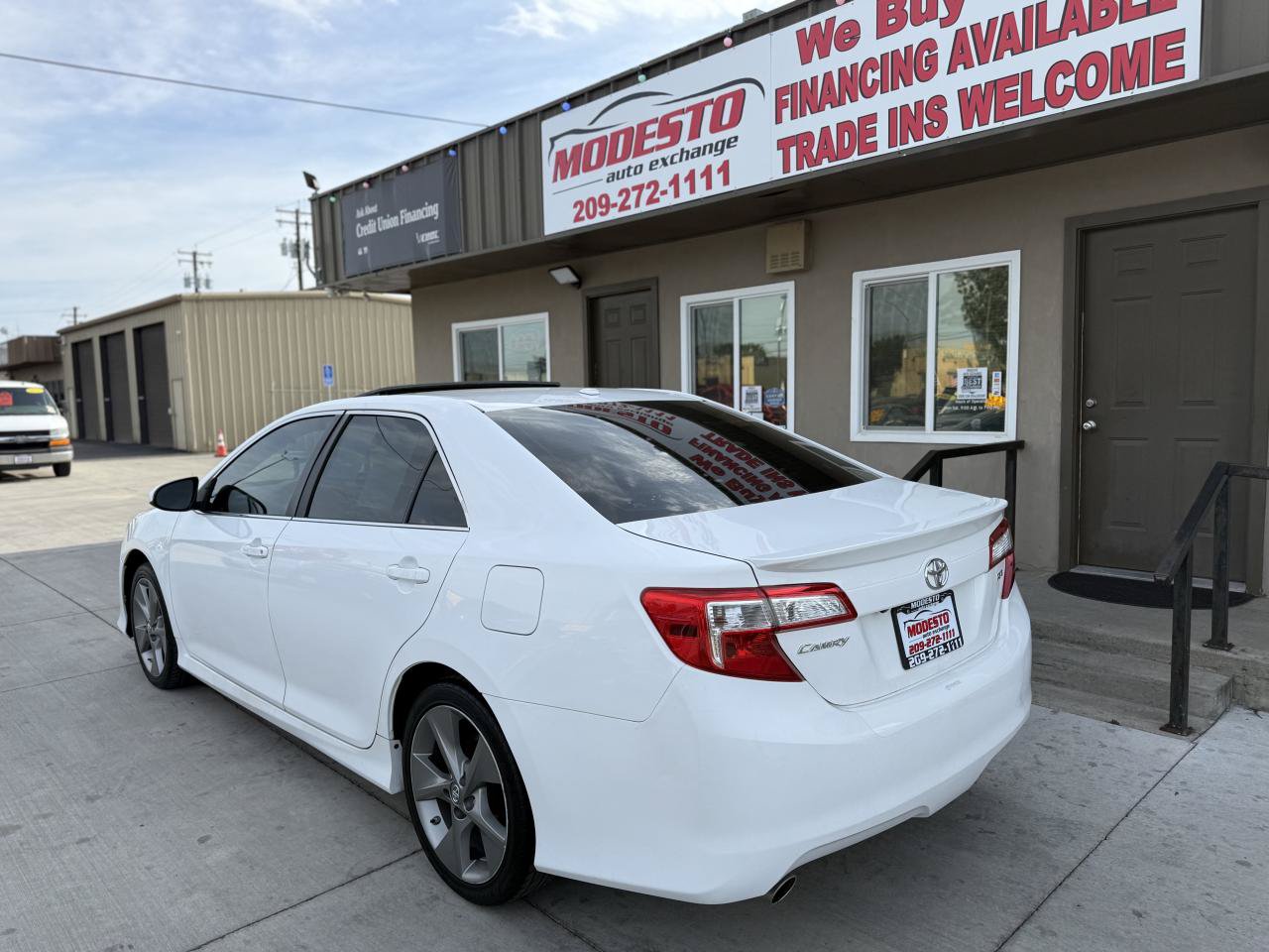 Used 2014 Toyota Camry SE w/ Moonroof Package FWD image 5