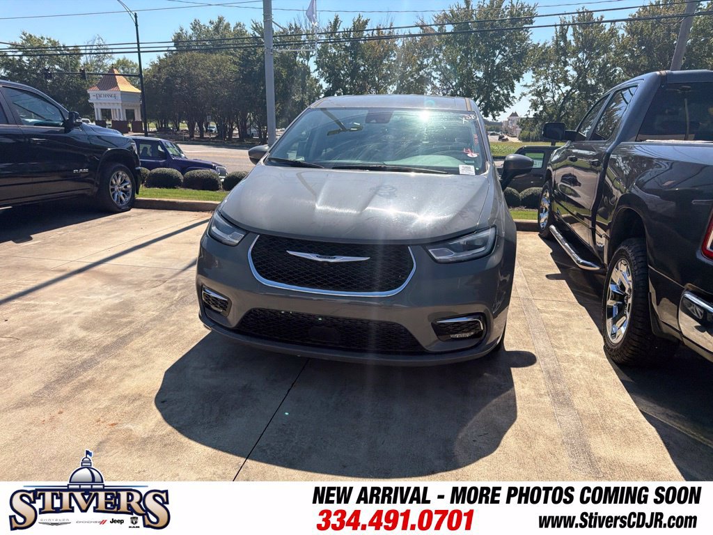 Used 2023 Chrysler Pacifica Touring-L FWD image 5