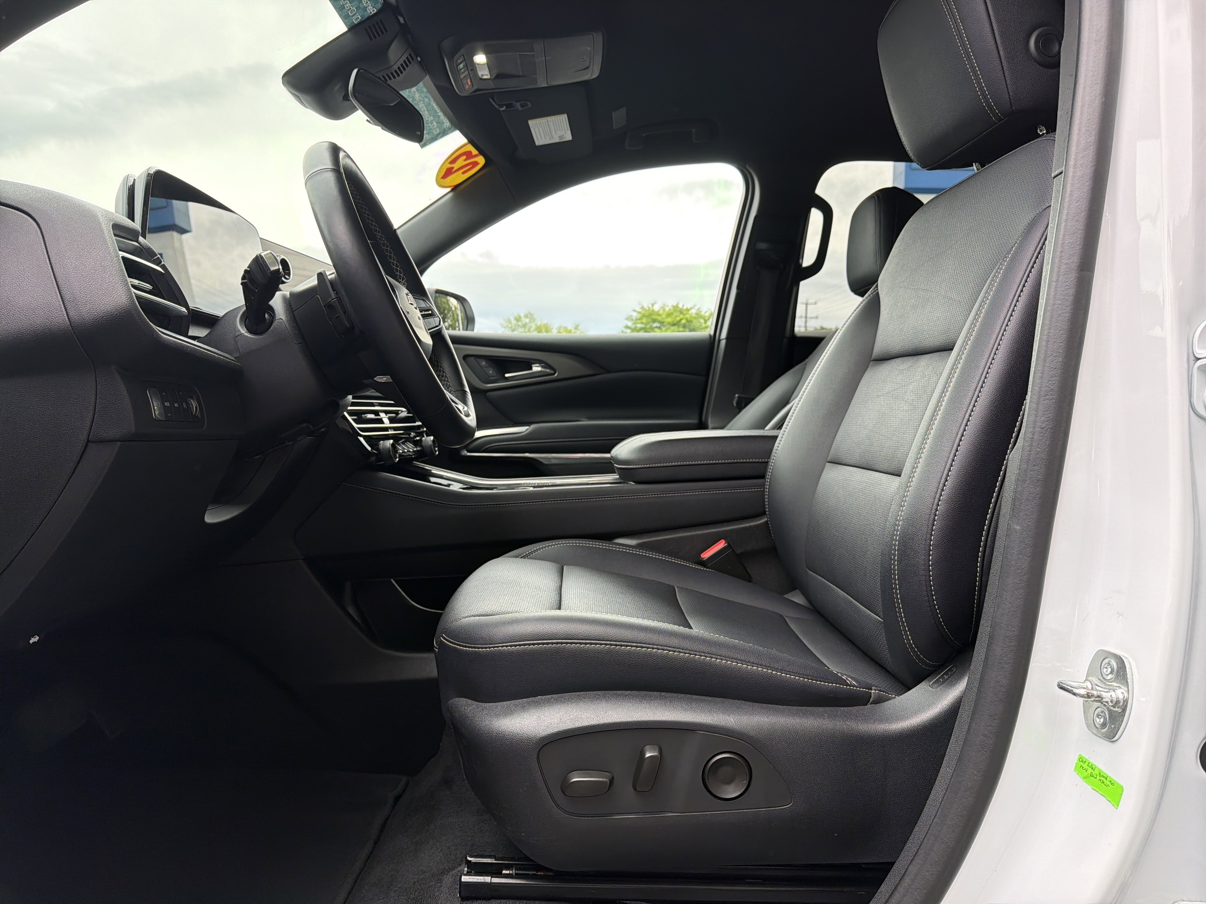 Used 2025 Chevrolet Traverse LT AWD/4WD image 16
