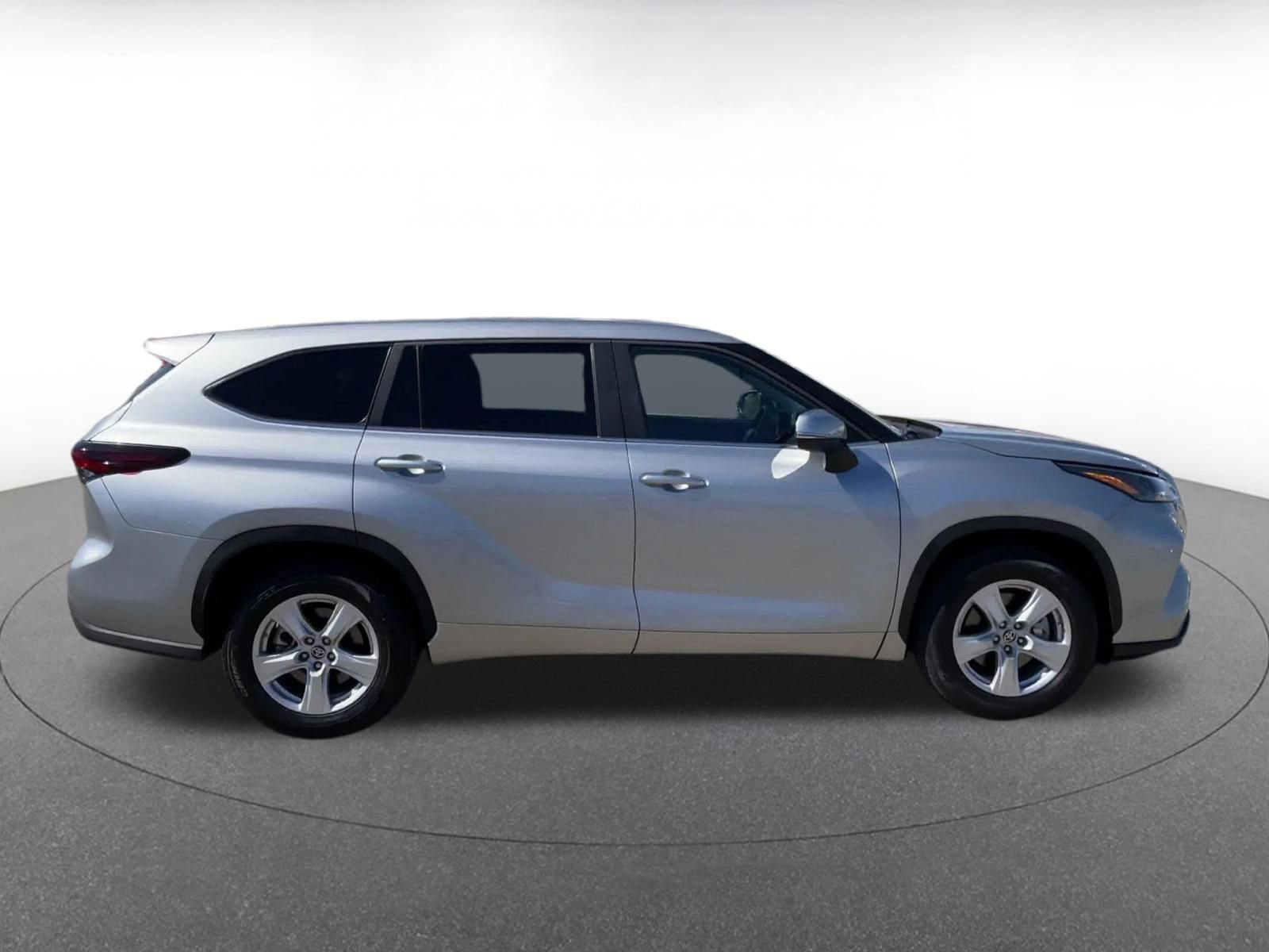 Used 2025 Toyota Highlander LE FWD image 16