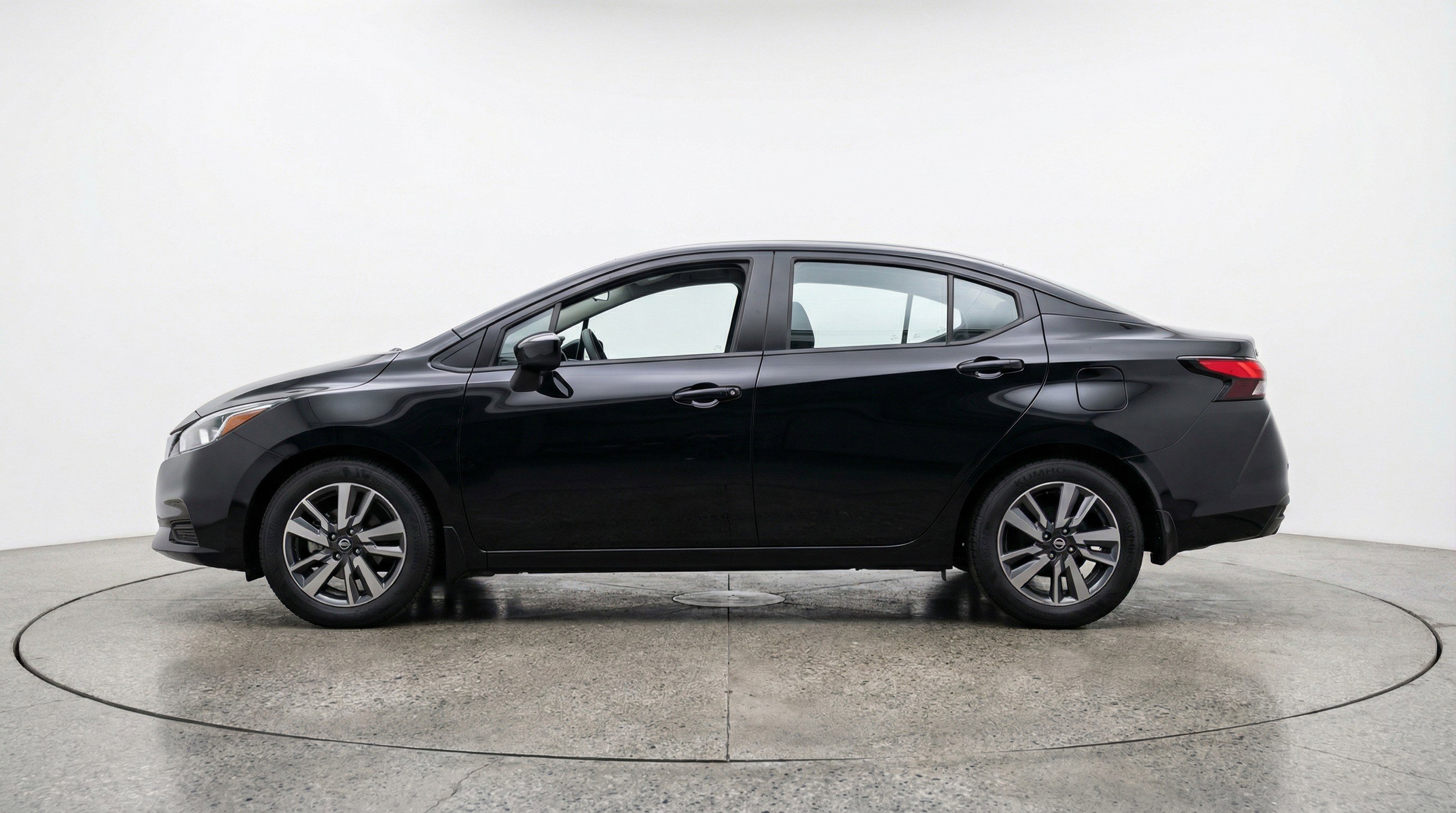 Used 2025 Nissan Versa SV image 5