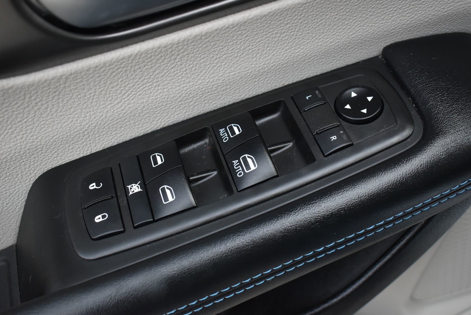 Used 2024 Chrysler Pacifica Touring-L image 12