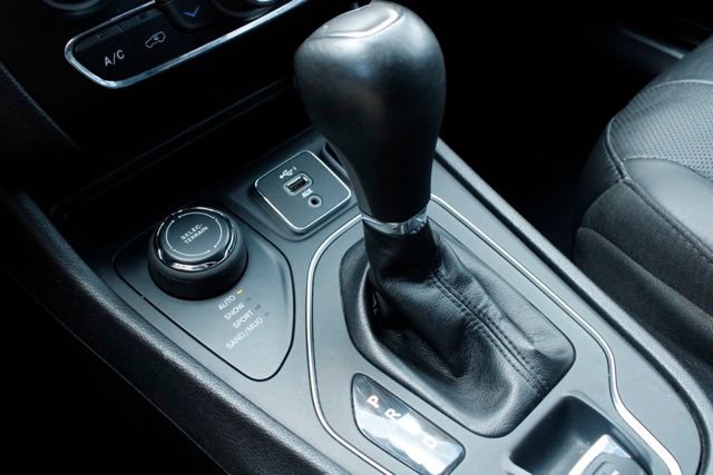 Used 2021 Jeep Cherokee High Altitude AWD/4WD image 27