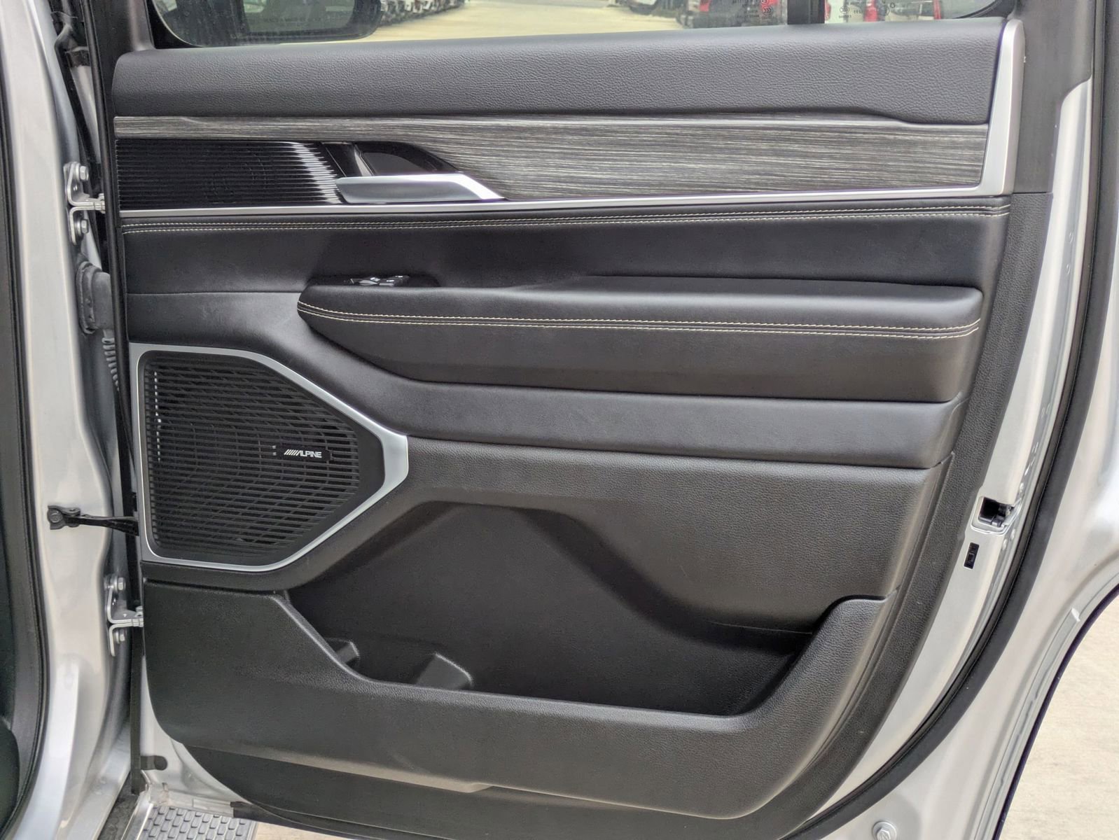 Used 2024 Jeep Wagoneer Series II w/ Flexible Seating Group image 27