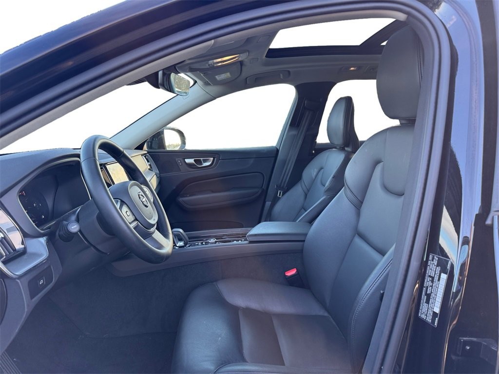 Certified 2025 Volvo XC60 B5 Core image 31