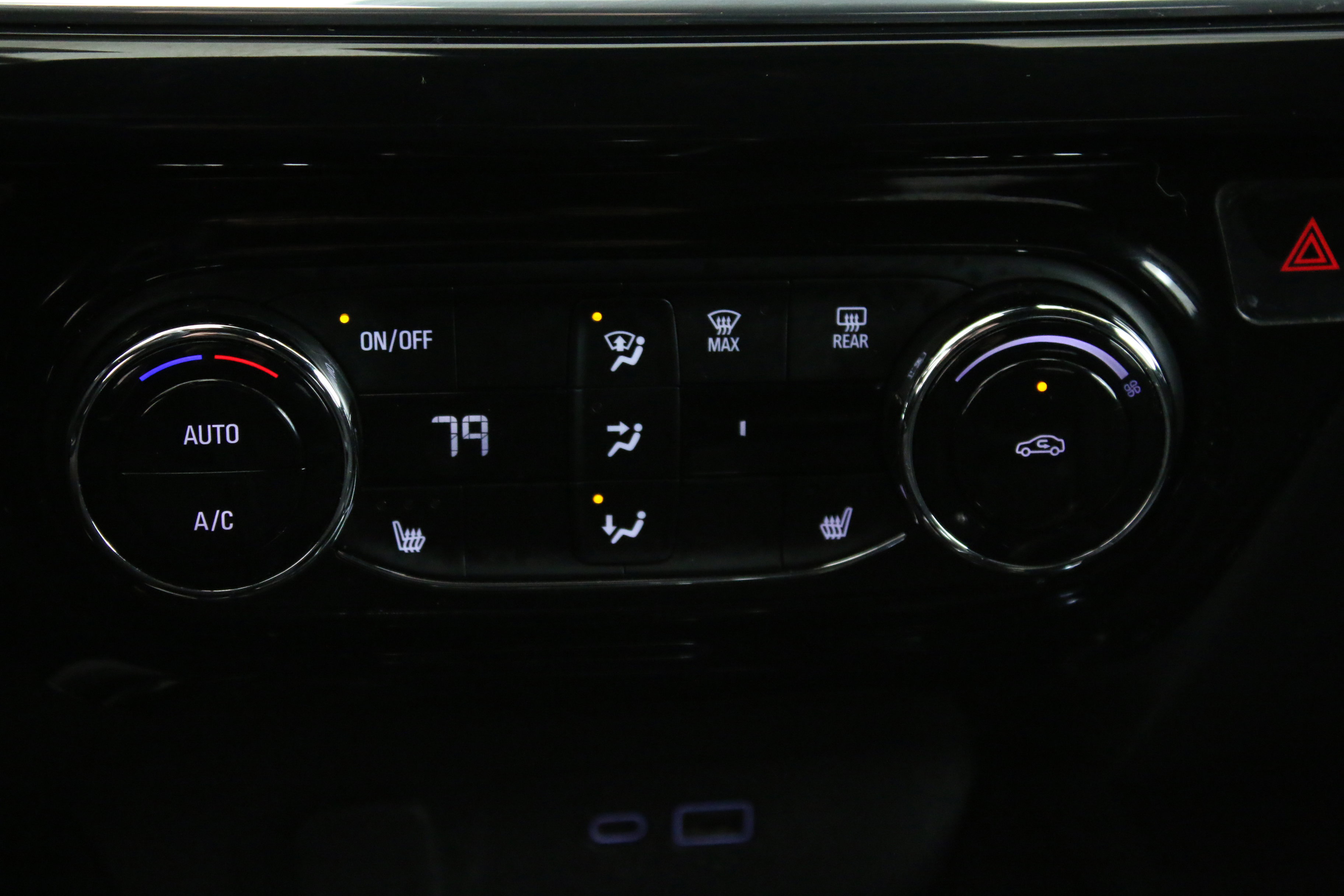 Used 2024 Chevrolet Trax RS w/ Sunroof Package image 19