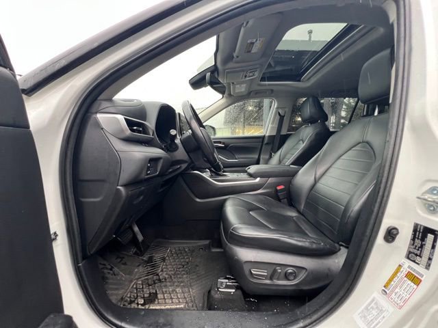 Used 2021 Toyota Highlander XLE AWD/4WD image 19