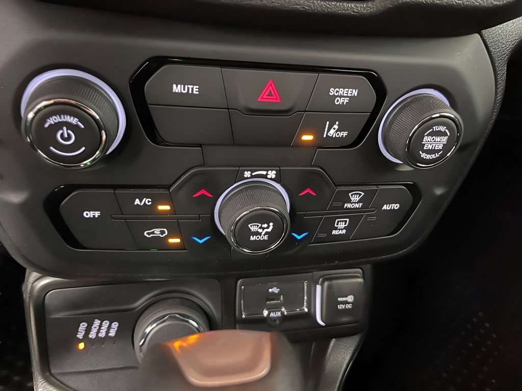 Used 2023 Jeep Renegade Latitude AWD/4WD image 19