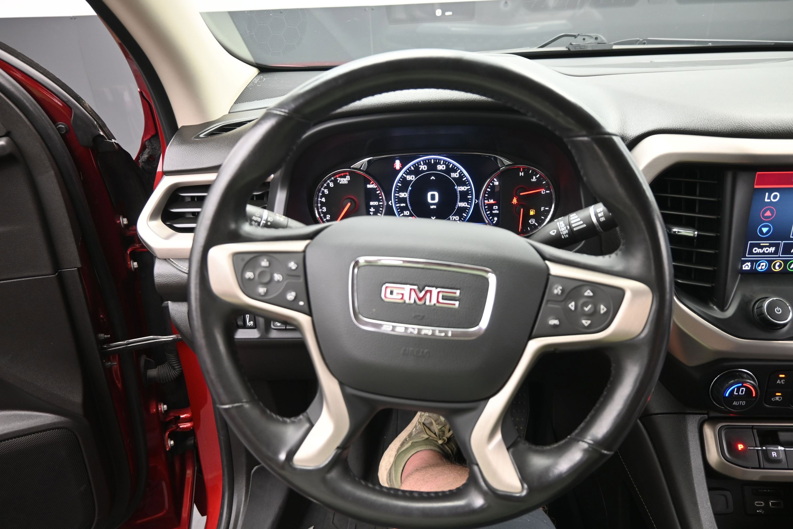 Used 2022 GMC Acadia Denali w/ Denali Ultimate Package AWD/4WD image 17