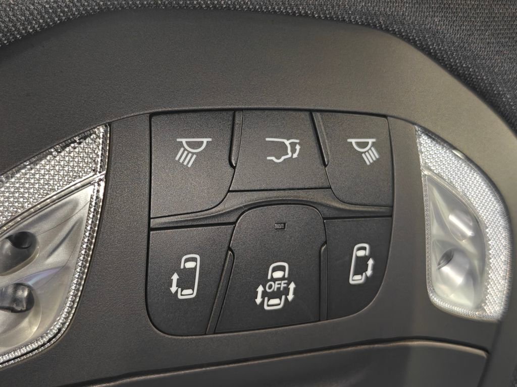 Used 2025 Chrysler Pacifica Limited image 9