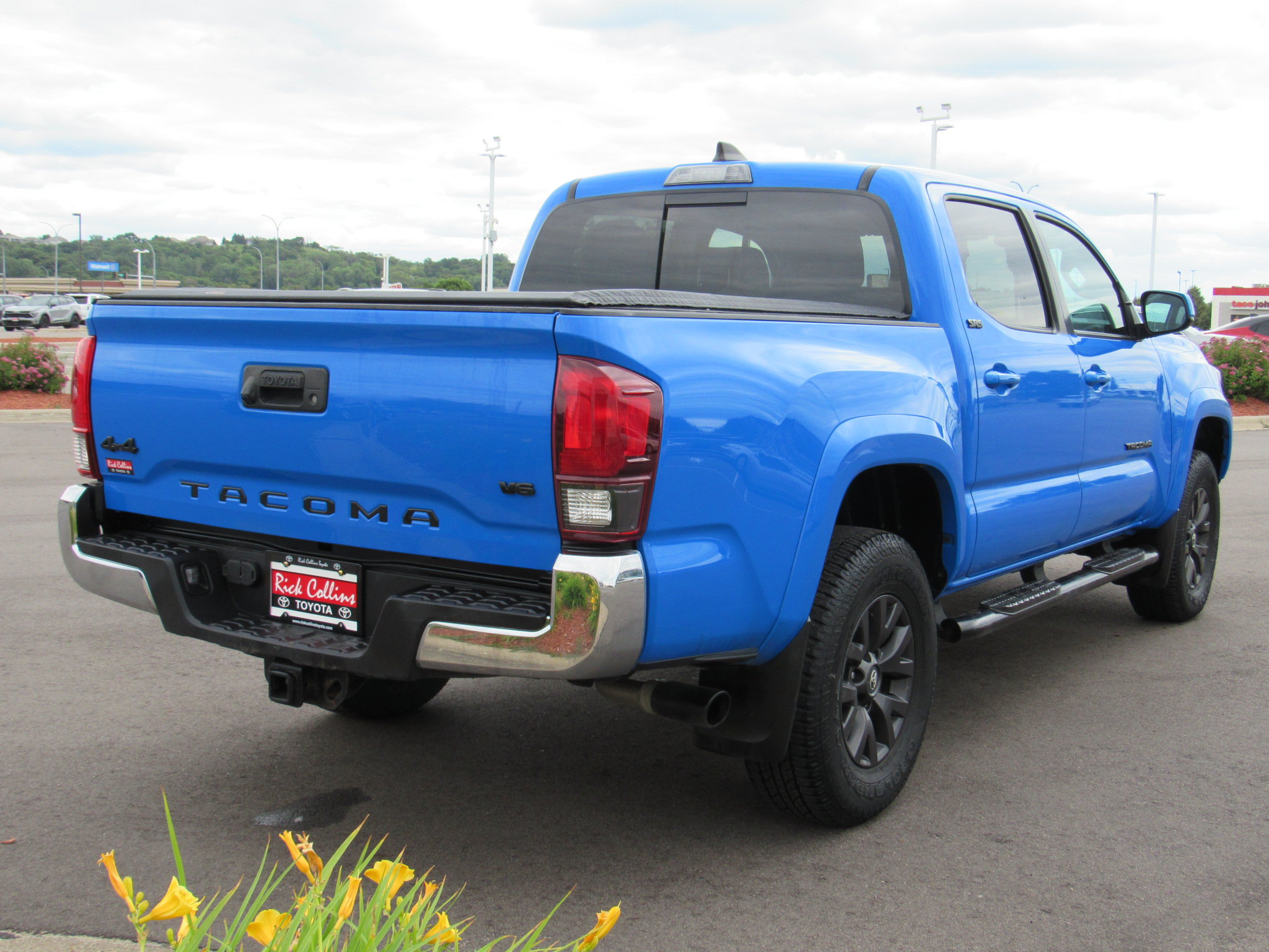 Used 2020 Toyota Tacoma SR5 w/ Blackout Package AWD/4WD image 6