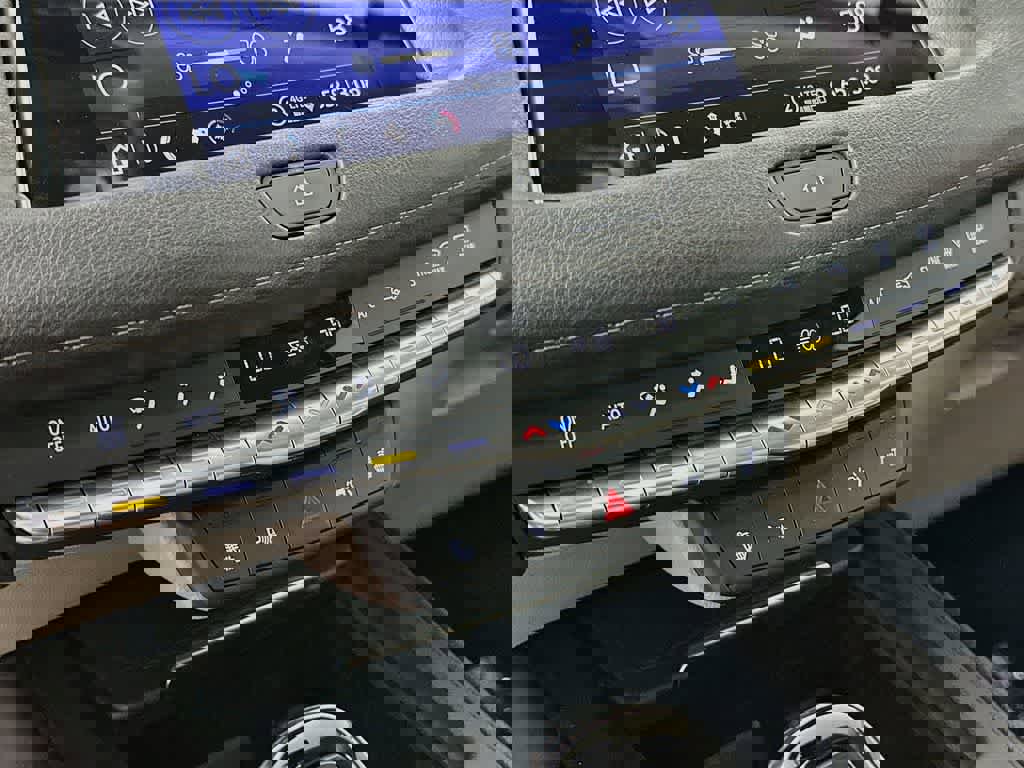 Used 2022 Cadillac XT4 Luxury w/ Cold Weather Package AWD/4WD image 18