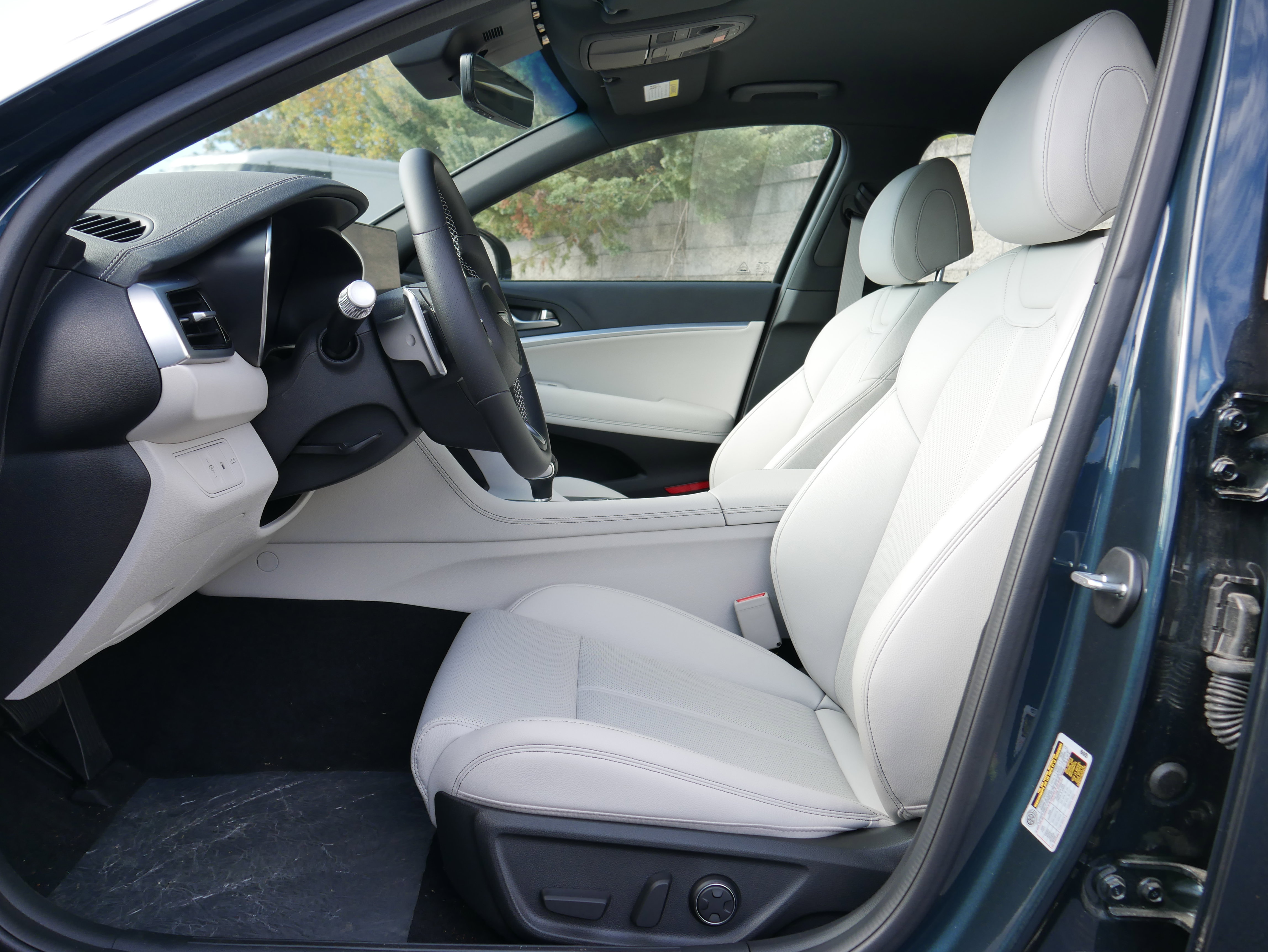 Used 2025 Genesis G70 2.5T image 12