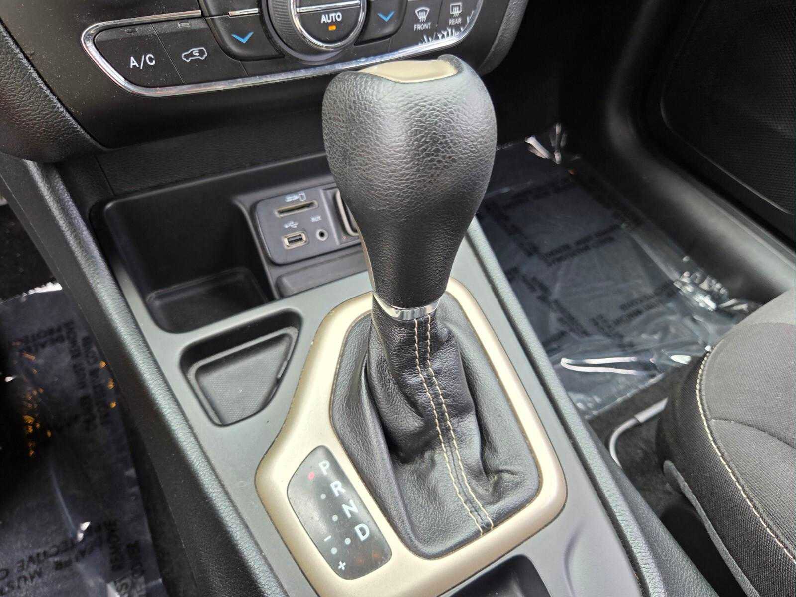Used 2015 Jeep Cherokee Latitude w/ Comfort/Convenience Group FWD image 21