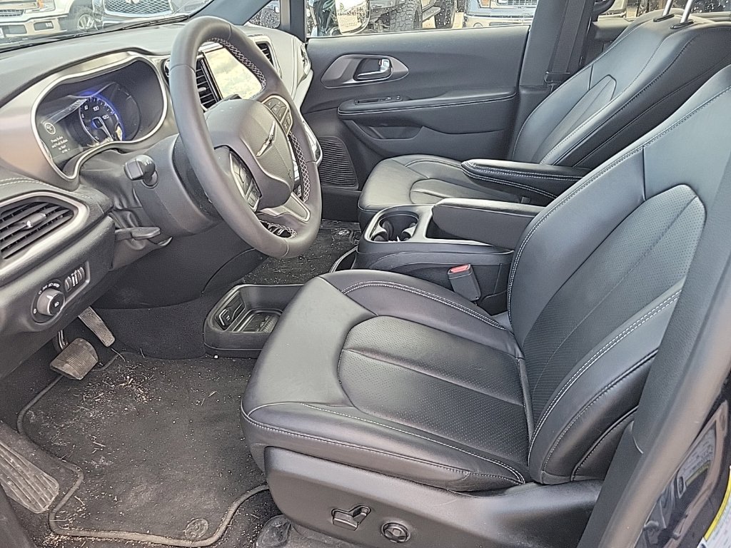 Certified 2025 Chrysler Pacifica Select w/ Uconnect Theater Family Group FWD image 9