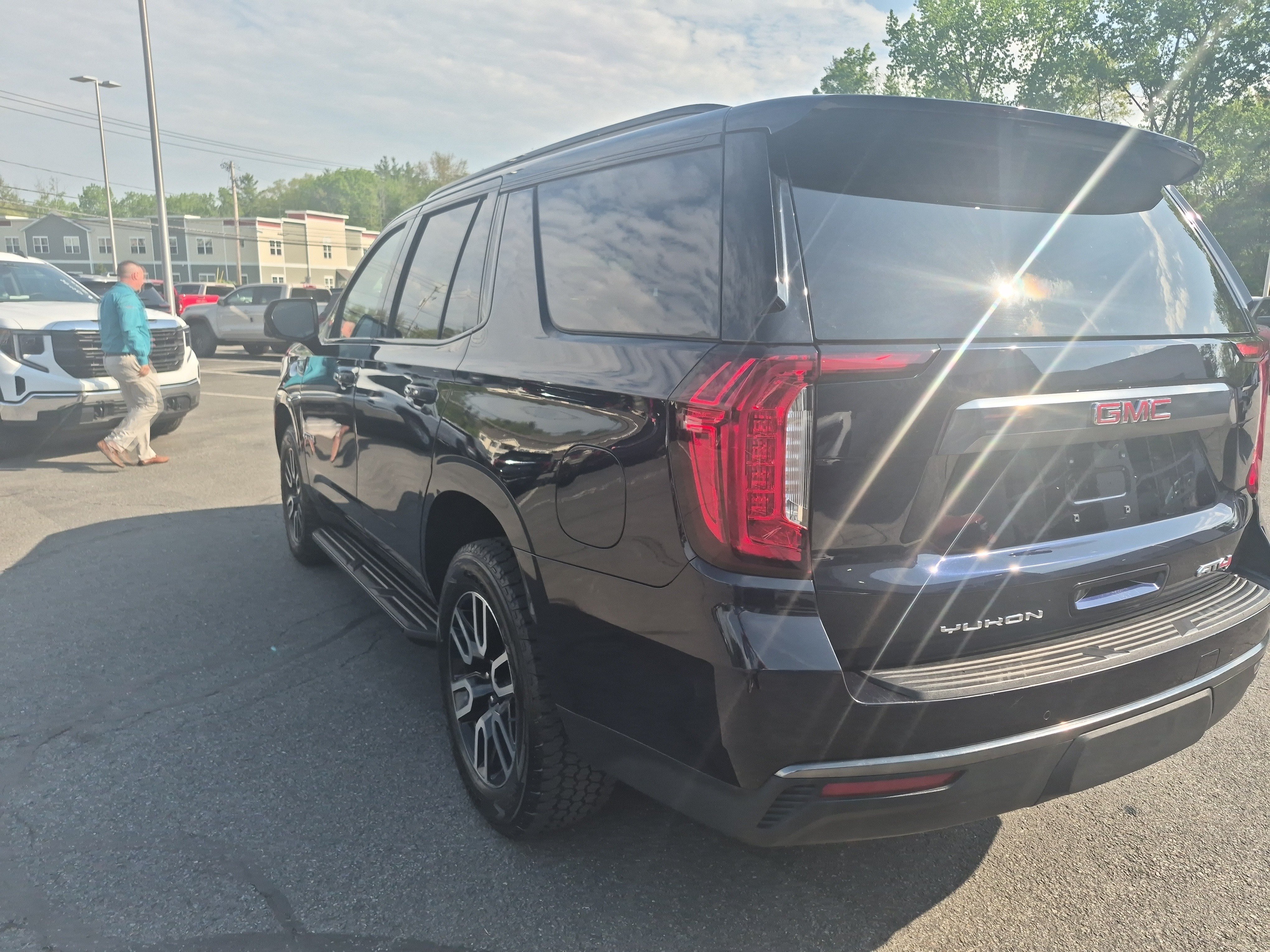 Certified 2021 GMC Yukon AT4 w/ Technology Package AWD/4WD image 3