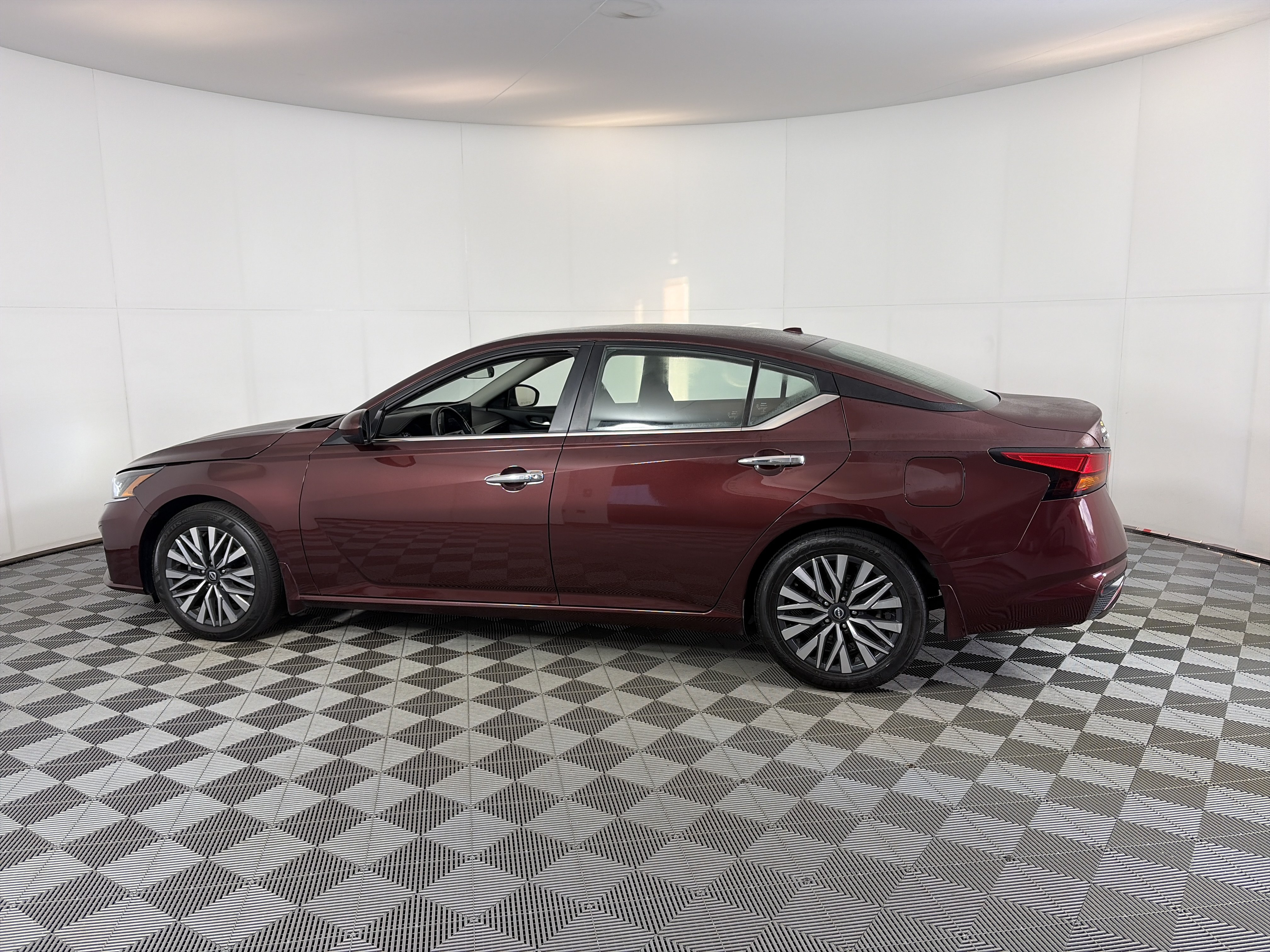 Used 2024 Nissan Altima 2.5 SV w/ SV Premium Package FWD image 8