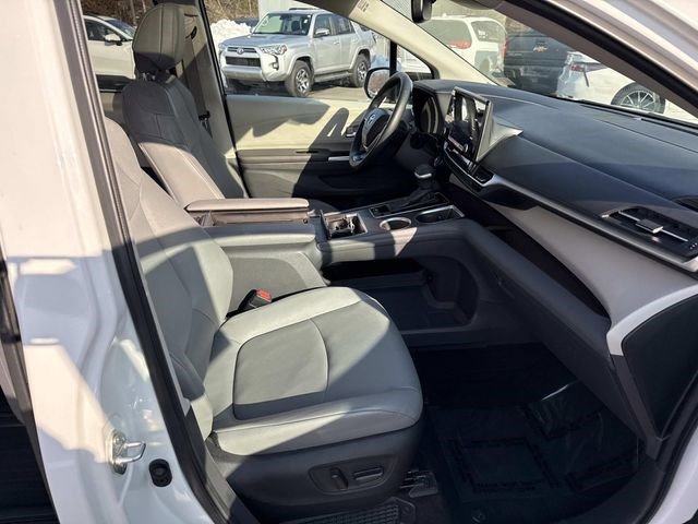 Used 2024 Toyota Sienna XLE image 9