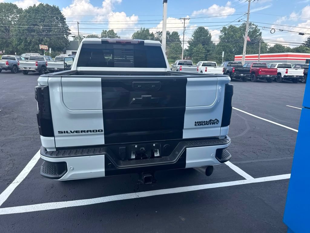 Used 2025 Chevrolet Silverado 2500 High Country w/ High Country Premium Package AWD/4WD image 3