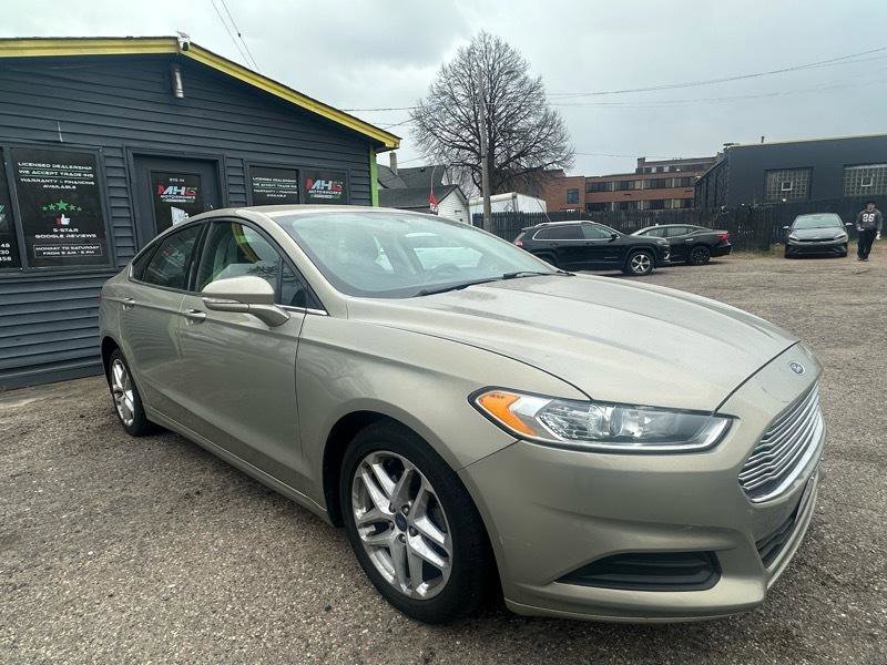 Used 2015 Ford Fusion SE FWD image 2