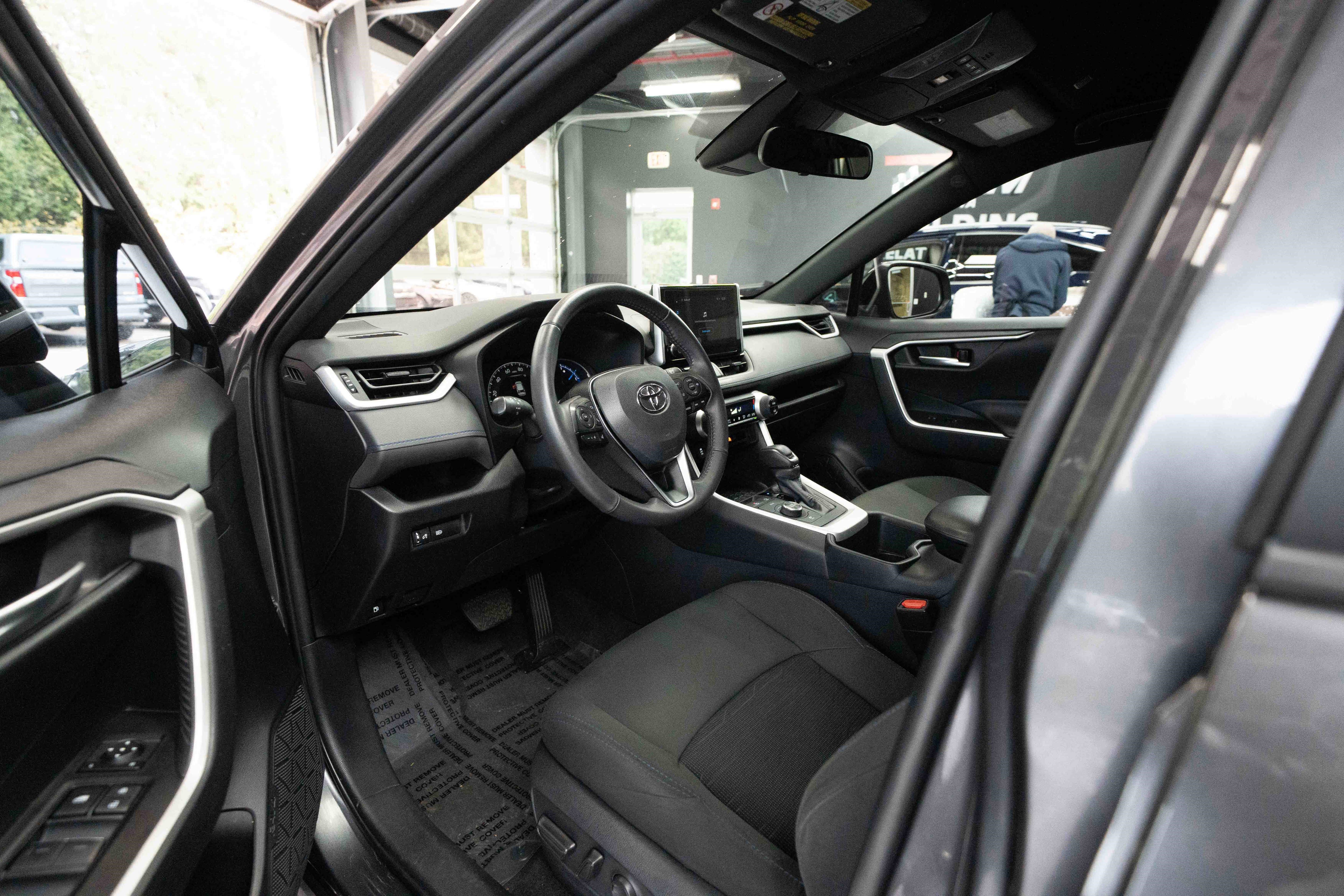 Used 2023 Toyota RAV4 SE image 8