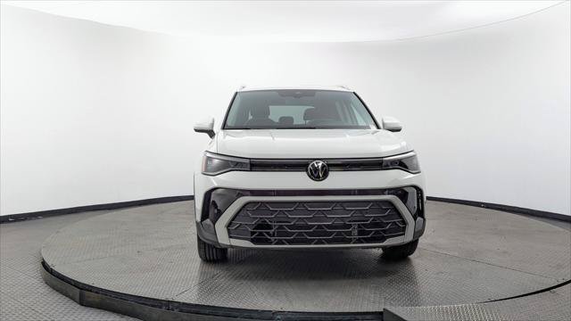 Used 2025 Volkswagen Taos SE w/ Panoramic Sunroof Package FWD image 12