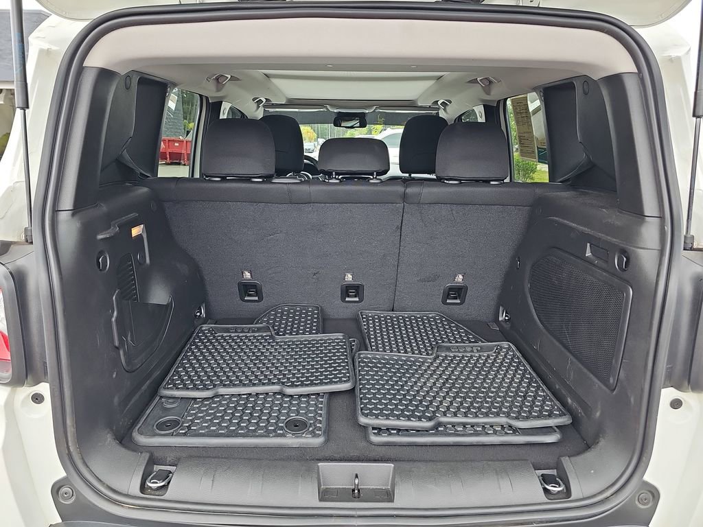 Used 2023 Jeep Renegade Latitude w/ Sun/Sound Group AWD/4WD image 16