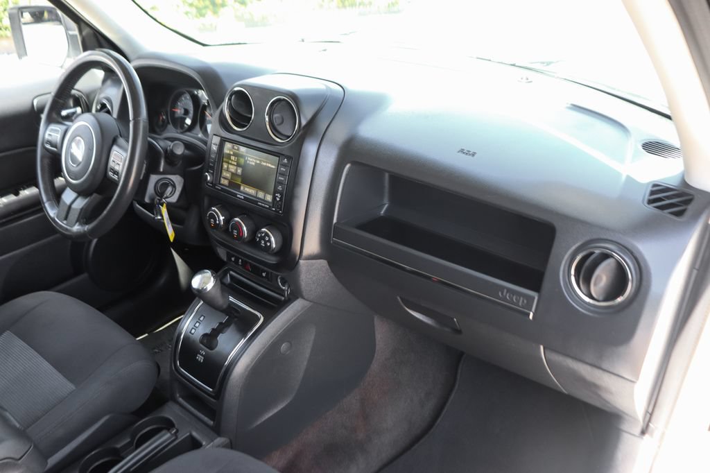 Used 2016 Jeep Patriot Latitude w/ Sun/Sound Group FWD image 32