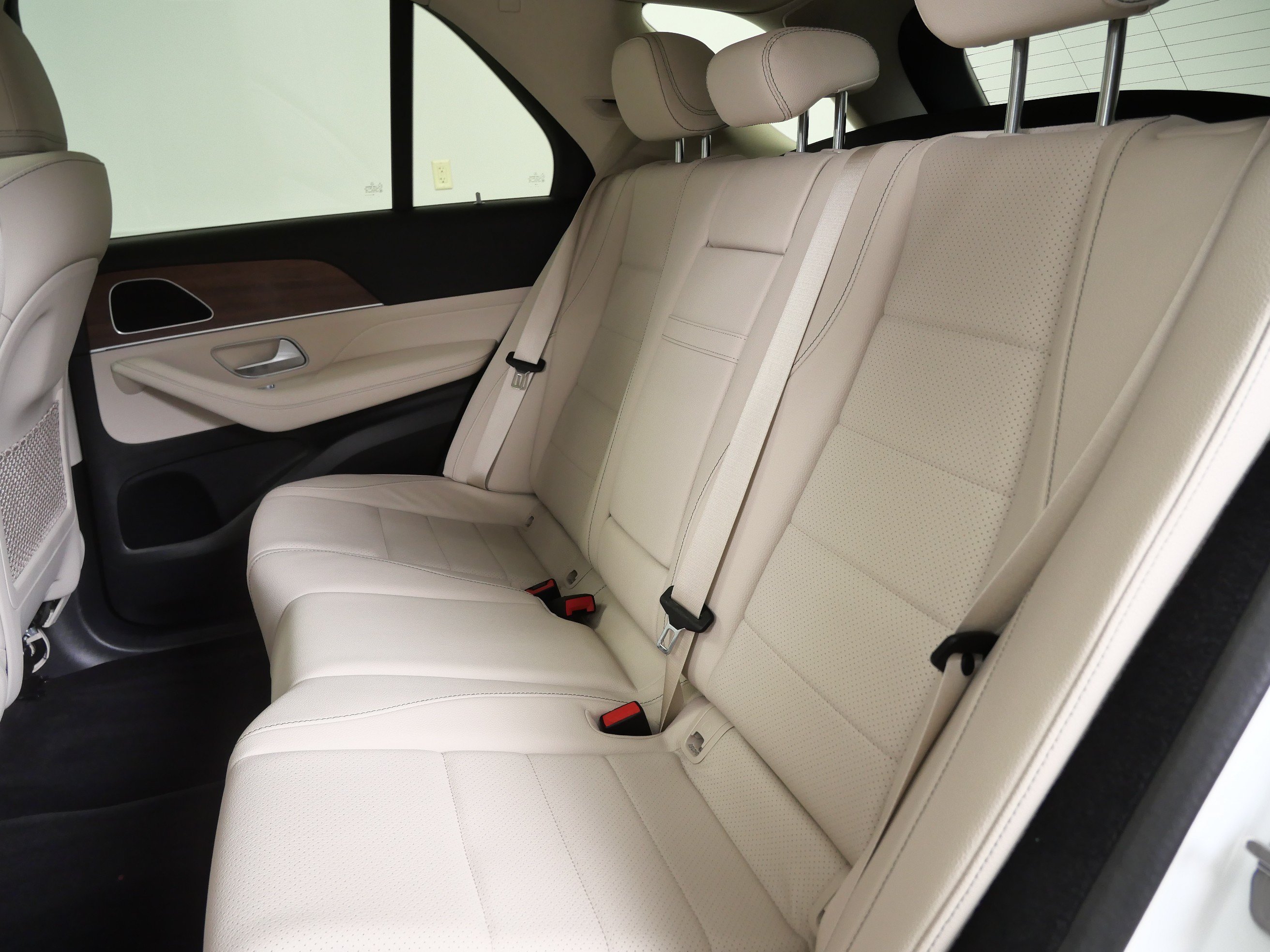 Certified 2025 Mercedes-Benz GLE 450e 4MATIC w/ Driver Assistance Package image 17