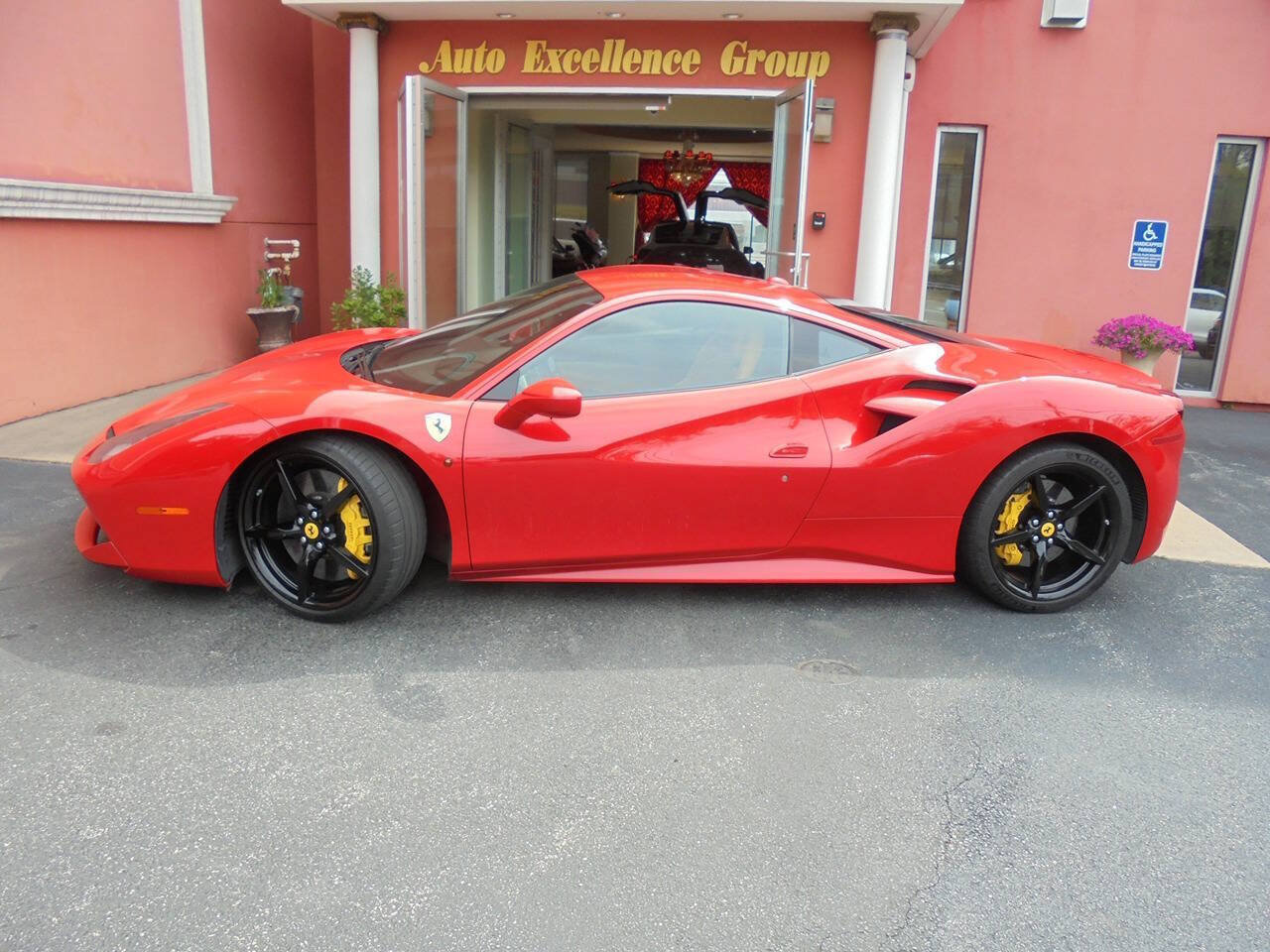 Used 2017 Ferrari 488 GTB RWD image 3