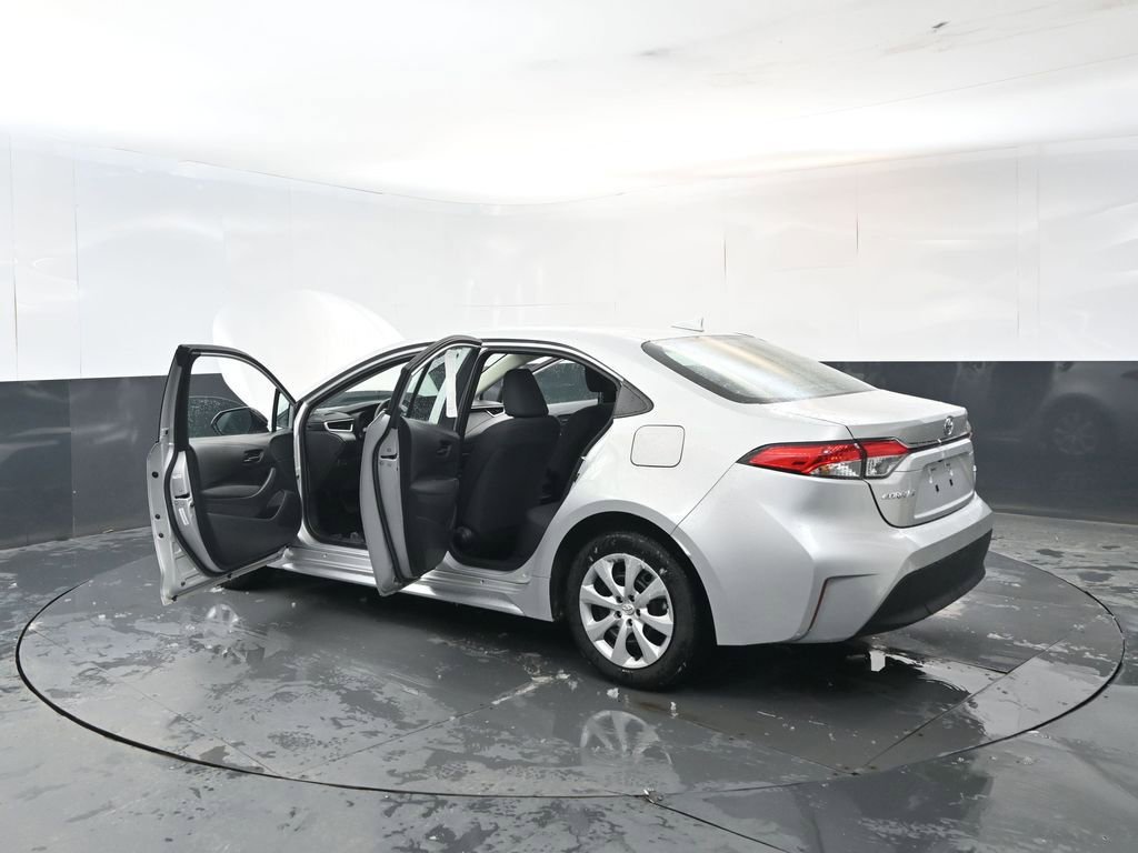 Used 2025 Toyota Corolla LE image 32