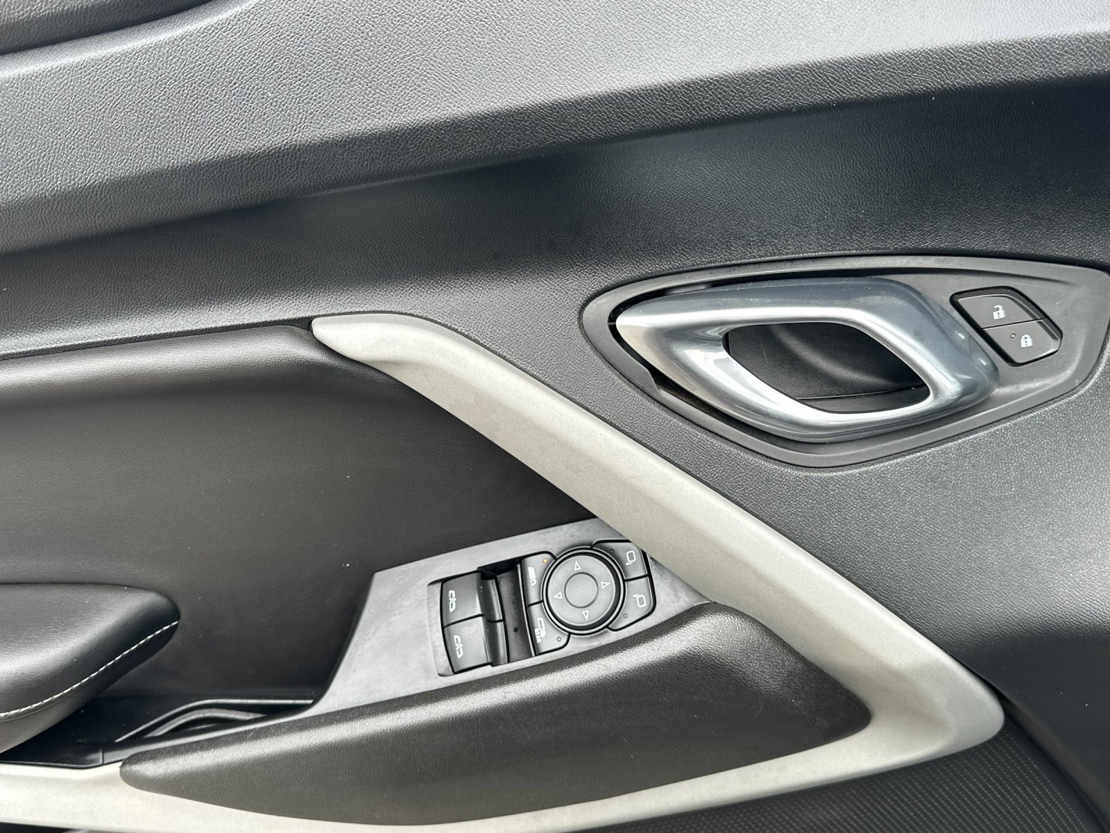 Used 2020 Chevrolet Camaro LT image 12