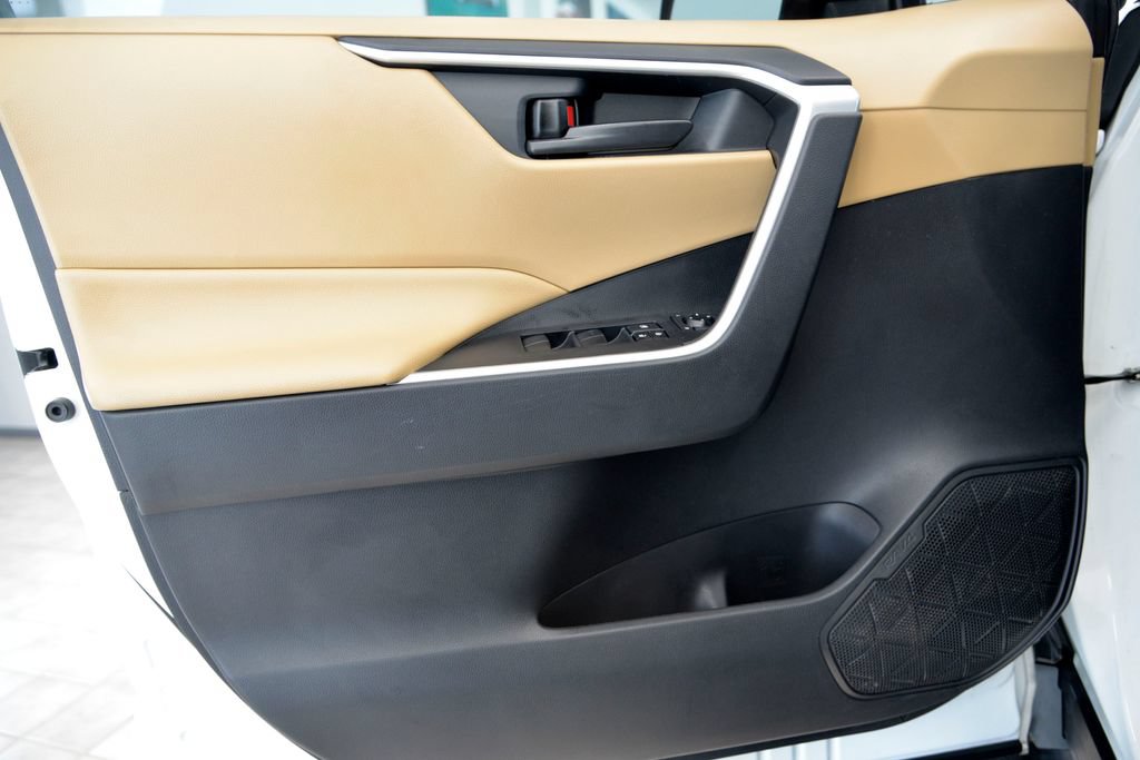 Used 2019 Toyota RAV4 LE FWD image 14
