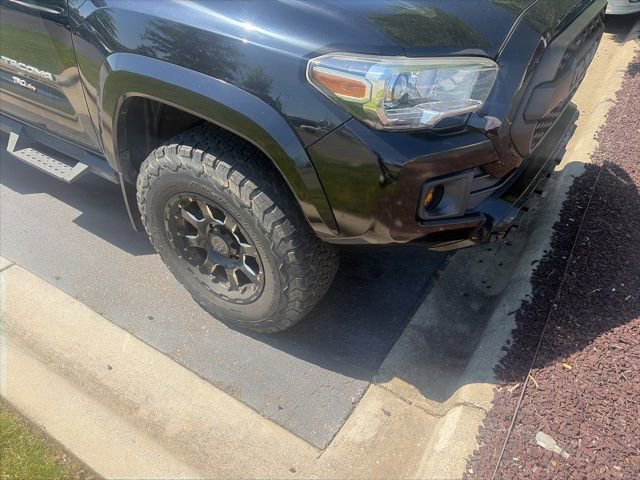 Used 2018 Toyota Tacoma TRD Sport AWD/4WD image 9