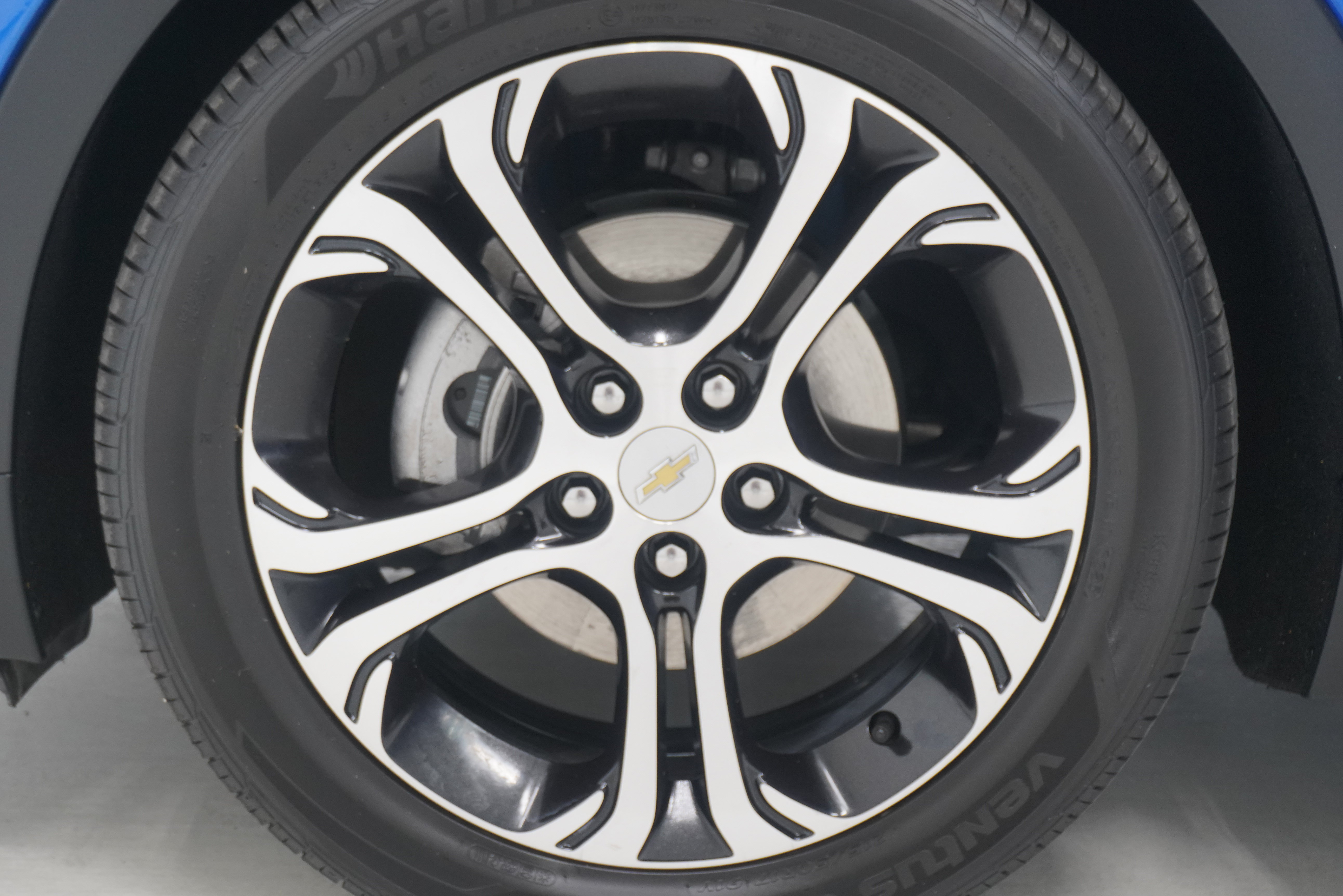 Used 2020 Chevrolet Bolt Premier w/ Infotainment Package FWD image 24