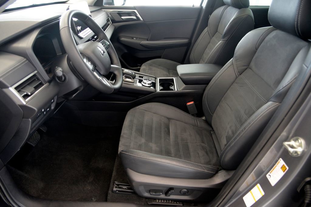 Used 2023 Mitsubishi Outlander SE image 15