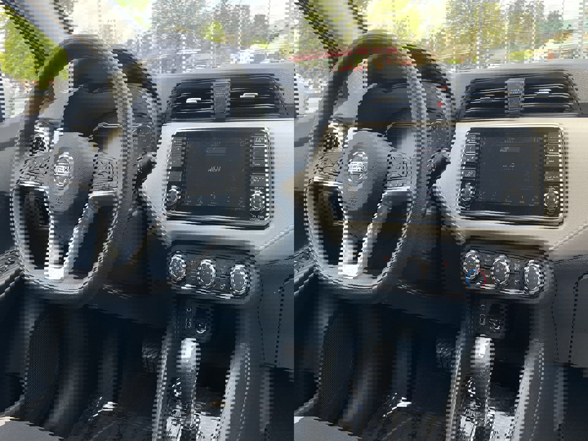 Used 2021 Nissan Versa SV image 3