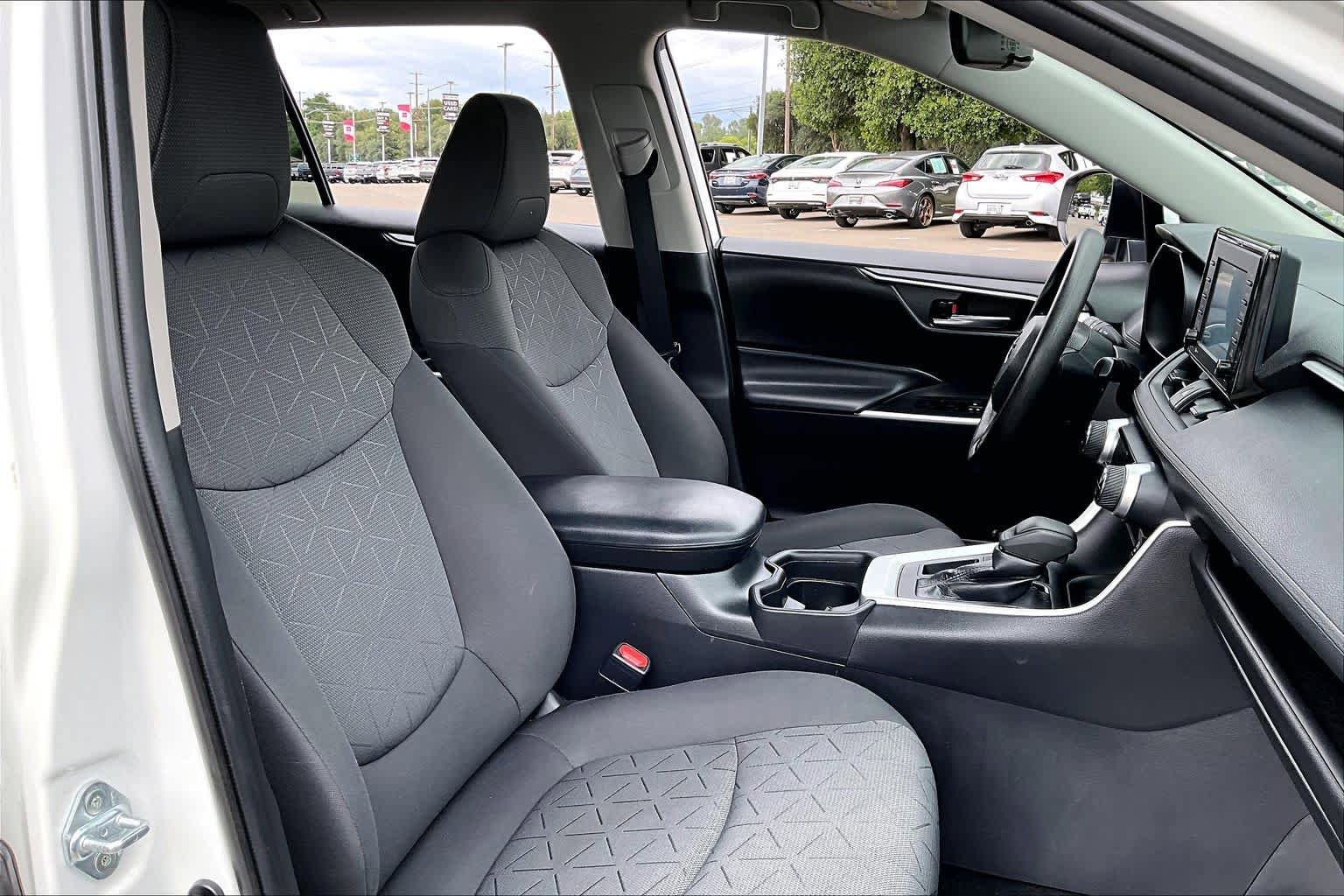 Used 2021 Toyota RAV4 XLE w/ Carpet Mat Package (TMS) FWD image 8